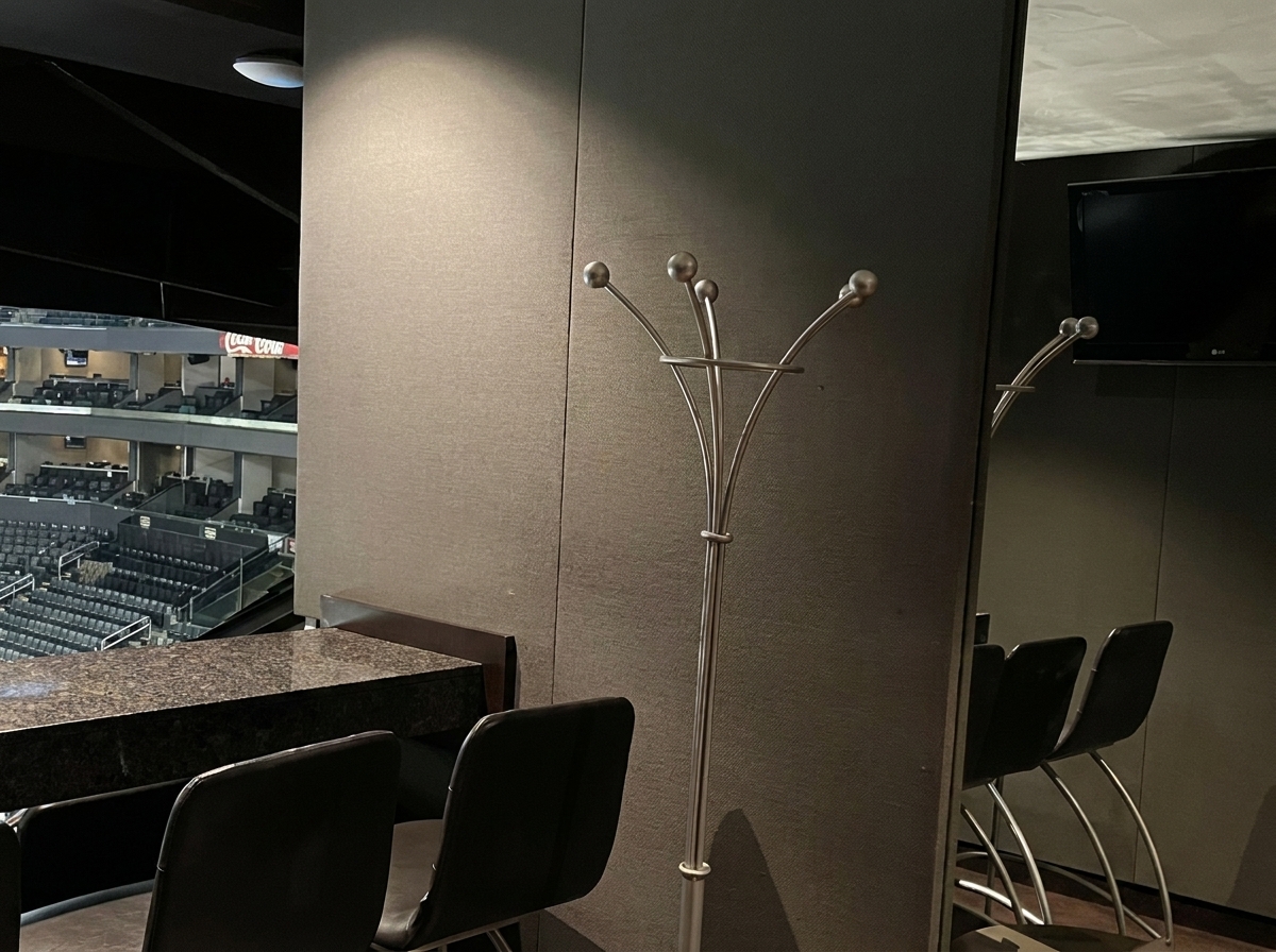 Paneles acústicos instalados en una suite de arena